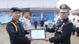 Kalapas Kelas II B Kota Agung Tanggamus, Ruh Harijadi saat menyerahkan piagam penghargaan dalam rangkaian upacara HUT ke 81 Republi Indonesia.di Lapas setempat, Senin 17 Agustus 2026 | Zulkarnain/Media Prioritastv.com.