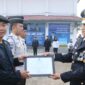 Kalapas Kelas II B Kota Agung Tanggamus, Ruh Harijadi saat menyerahkan piagam penghargaan dalam rangkaian upacara HUT ke 81 Republi Indonesia.di Lapas setempat, Senin 17 Agustus 2026 | Zulkarnain/Media Prioritastv.com.
