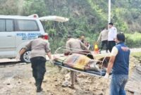 Polisi saat mengevakuasi korban dari TKP depan bekas kafe bunga Jalan Ir Sutami, Kelurahan Way Laga, Kecamatan Sukabumi, Bandar Lampung | ist/Media Prioritastv.com.