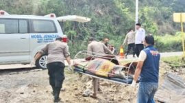 Polisi saat mengevakuasi korban dari TKP depan bekas kafe bunga Jalan Ir Sutami, Kelurahan Way Laga, Kecamatan Sukabumi, Bandar Lampung | ist/Media Prioritastv.com.
