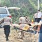 Polisi saat mengevakuasi korban dari TKP depan bekas kafe bunga Jalan Ir Sutami, Kelurahan Way Laga, Kecamatan Sukabumi, Bandar Lampung | ist/Media Prioritastv.com.
