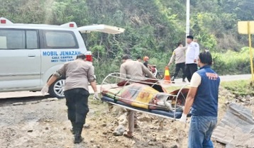 Polisi saat mengevakuasi korban dari TKP depan bekas kafe bunga Jalan Ir Sutami, Kelurahan Way Laga, Kecamatan Sukabumi, Bandar Lampung | ist/Media Prioritastv.com.