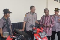 Kapolres Lampung Selatan AKBP Deddy Kurniawan saat menyerahkan sepeda motor yang pernah dicuri kepada korbannya. | Dok. Humas Polda Lampung.