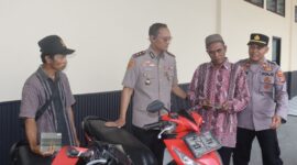 Kapolres Lampung Selatan AKBP Deddy Kurniawan saat menyerahkan sepeda motor yang pernah dicuri kepada korbannya. | Dok. Humas Polda Lampung.