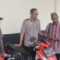 Kapolres Lampung Selatan AKBP Deddy Kurniawan saat menyerahkan sepeda motor yang pernah dicuri kepada korbannya. | Dok. Humas Polda Lampung.