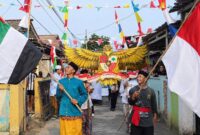 Santriwan dan santriwati saat mengikuti karnaval keliling Kelurahan Pasar Madang, Kecamatan Kota Agung, Tanggamus, Senin (24/8/2026) | Herdi/Media Prioritastv.com.