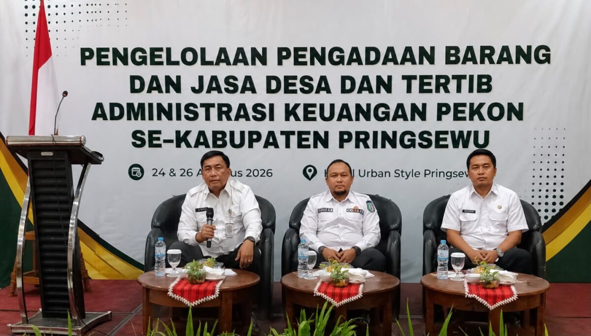 Sekda Pringsewu Andi Purwanto saat memberikan materi dalam kegiatan seminar pengelolaan pengadaan barang dan jasa di Hotel Urban, Pringsewu, Rabu 26 Agustus 2026 | Samuel/Media Prioritastv.com.