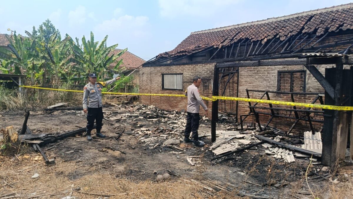 Polisi saat melakukan pemeriksaan TKP dan pemasangan garis polisi di rumah terbakar di Pekon Margodadi, Ambarawa, Pringsewu, Kamis 27 Agustus 2026 | Dok : Humas Polres Pringsewu.