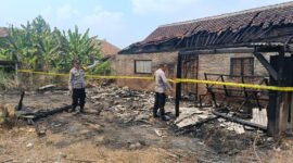 Polisi saat melakukan pemeriksaan TKP dan pemasangan garis polisi di rumah terbakar di Pekon Margodadi, Ambarawa, Pringsewu, Kamis 27 Agustus 2026 | Dok : Humas Polres Pringsewu.