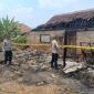 Polisi saat melakukan pemeriksaan TKP dan pemasangan garis polisi di rumah terbakar di Pekon Margodadi, Ambarawa, Pringsewu, Kamis 27 Agustus 2026 | Dok : Humas Polres Pringsewu.