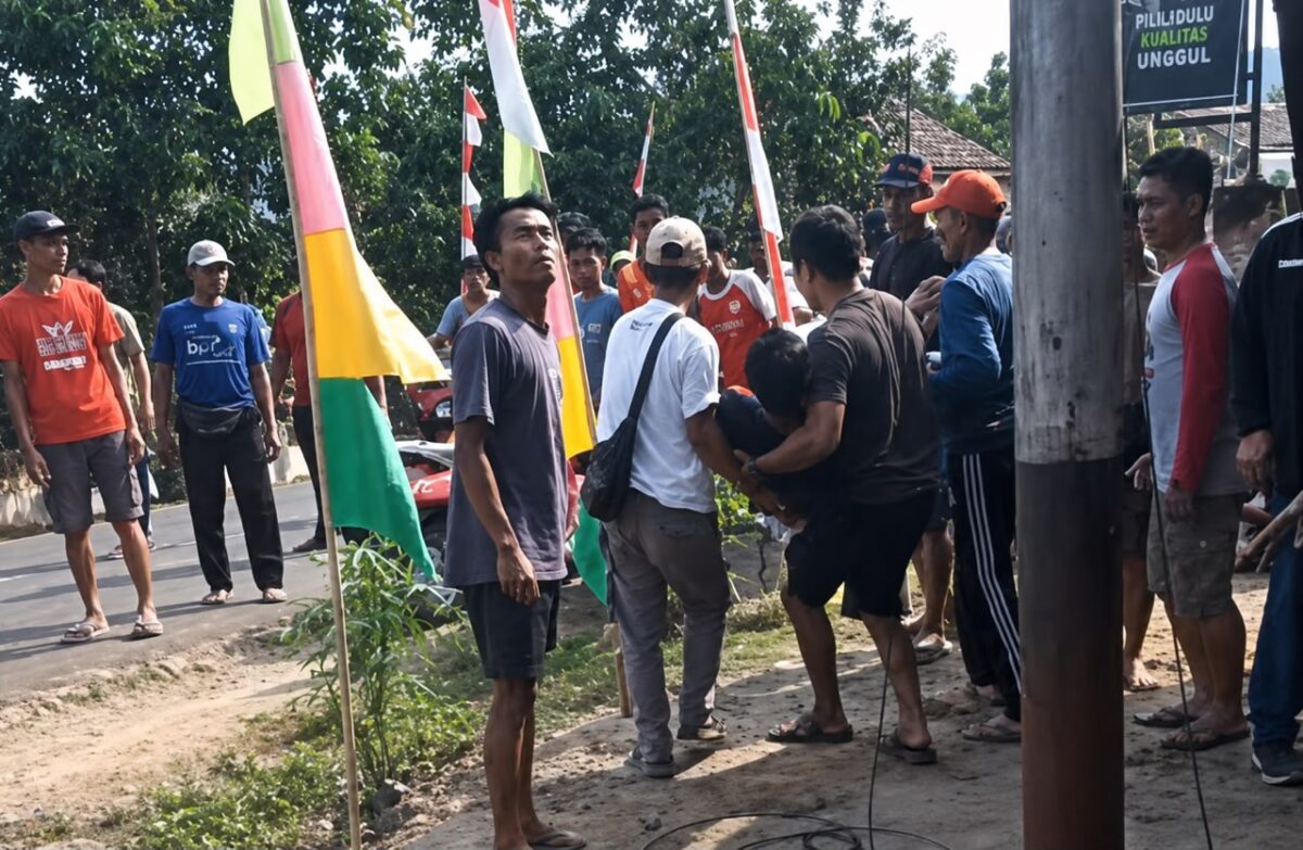 Warga saat membantu evakuasi pemasang WiFi tersengat listrik di Pekon Argomulyo, Sumberejo, Tanggamus, Selasa 25 Agustus 2026 | ist/Media Prioritastv.com.