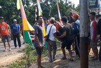 Warga saat membantu evakuasi pemasang WiFi tersengat listrik di Pekon Argomulyo, Sumberejo, Tanggamus, Selasa 25 Agustus 2026 | ist/Media Prioritastv.com.