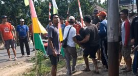 Warga saat membantu evakuasi pemasang WiFi tersengat listrik di Pekon Argomulyo, Sumberejo, Tanggamus, Selasa 25 Agustus 2026 | ist/Media Prioritastv.com.