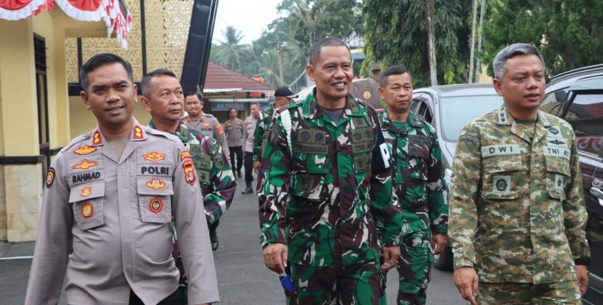 Tim Pencegahan Karhutla Mabes TNI yang datang ke Polres Tanggamus usai meninjau posko bencana di Mapolres setempat, Jumat 28 Agustus 2026 | Dok. Humas Polres Tanggamus.