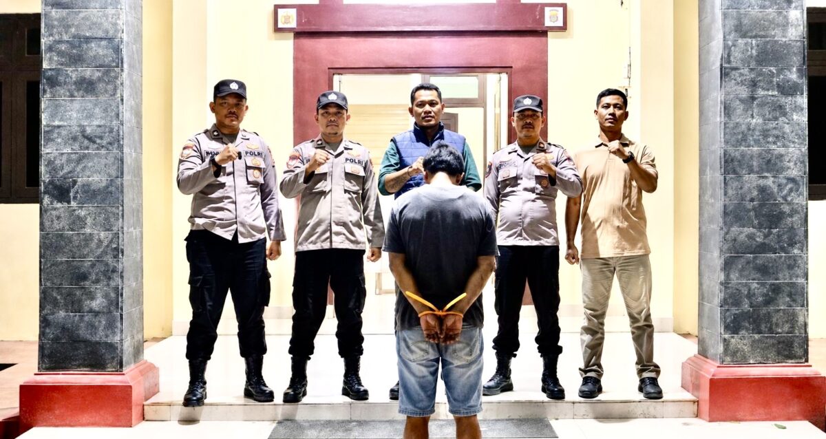 Tersangka Curanmor asal Wonosobo inisial AW setelah ditangkap dan akan dijebloskan ke sel tahanan Polsek Talang Padang, Senin 31 Agustus 2026 | Dok. Humas Polres Tanggamus.