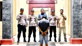 Tersangka Curanmor asal Wonosobo inisial AW setelah ditangkap dan akan dijebloskan ke sel tahanan Polsek Talang Padang, Senin 31 Agustus 2026 | Dok. Humas Polres Tanggamus.