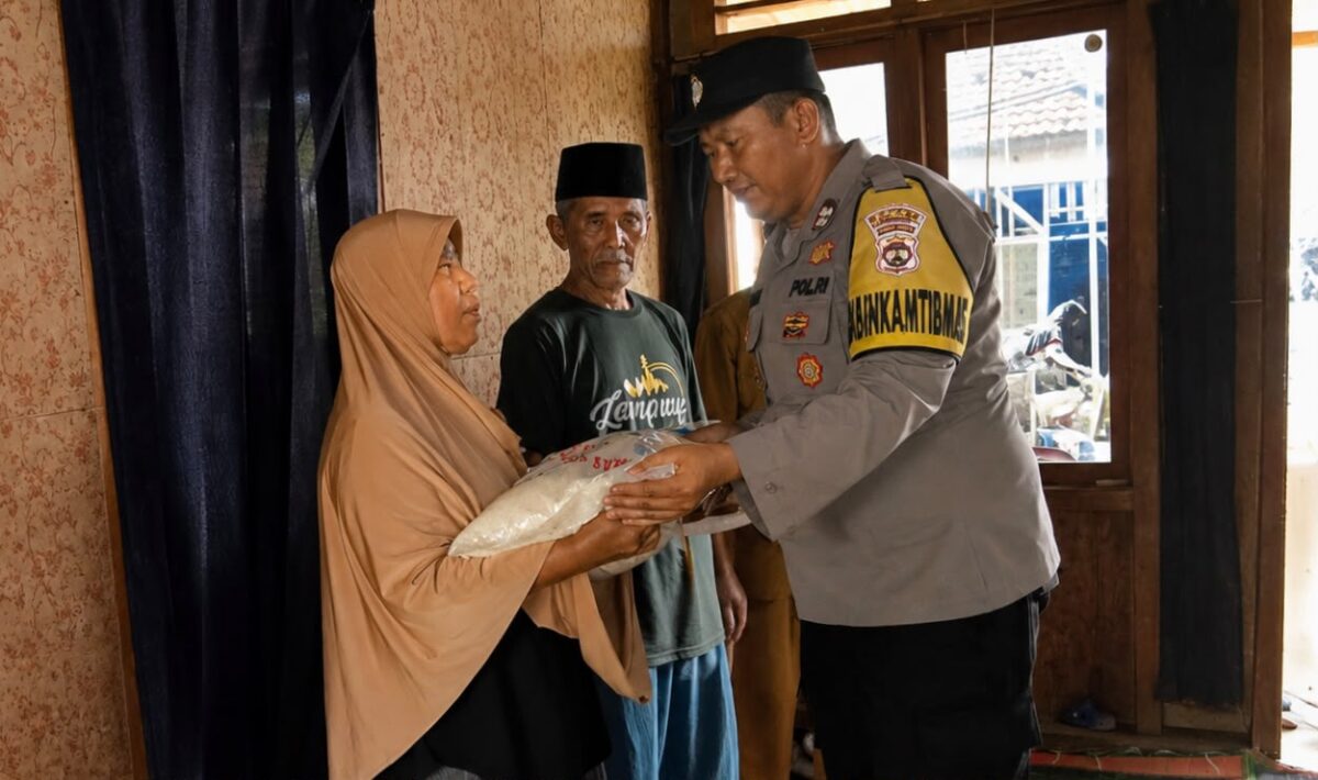 Bhabinkamtibmas Polres Tanggamus Aiptu Rasdin saat menyerahkan bantuan sosial kepada orang tua korban di Pekon Taman Sari Kecamatan Pugung, Senin 24 Agustus 2026 | Dok. Humas Polres Tanggamus.