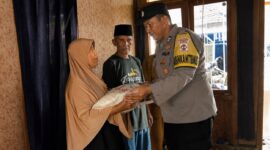 Bhabinkamtibmas Polres Tanggamus Aiptu Rasdin saat menyerahkan bantuan sosial kepada orang tua korban di Pekon Taman Sari Kecamatan Pugung, Senin 24 Agustus 2026 | Dok. Humas Polres Tanggamus.