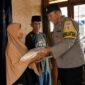 Bhabinkamtibmas Polres Tanggamus Aiptu Rasdin saat menyerahkan bantuan sosial kepada orang tua korban di Pekon Taman Sari Kecamatan Pugung, Senin 24 Agustus 2026 | Dok. Humas Polres Tanggamus.
