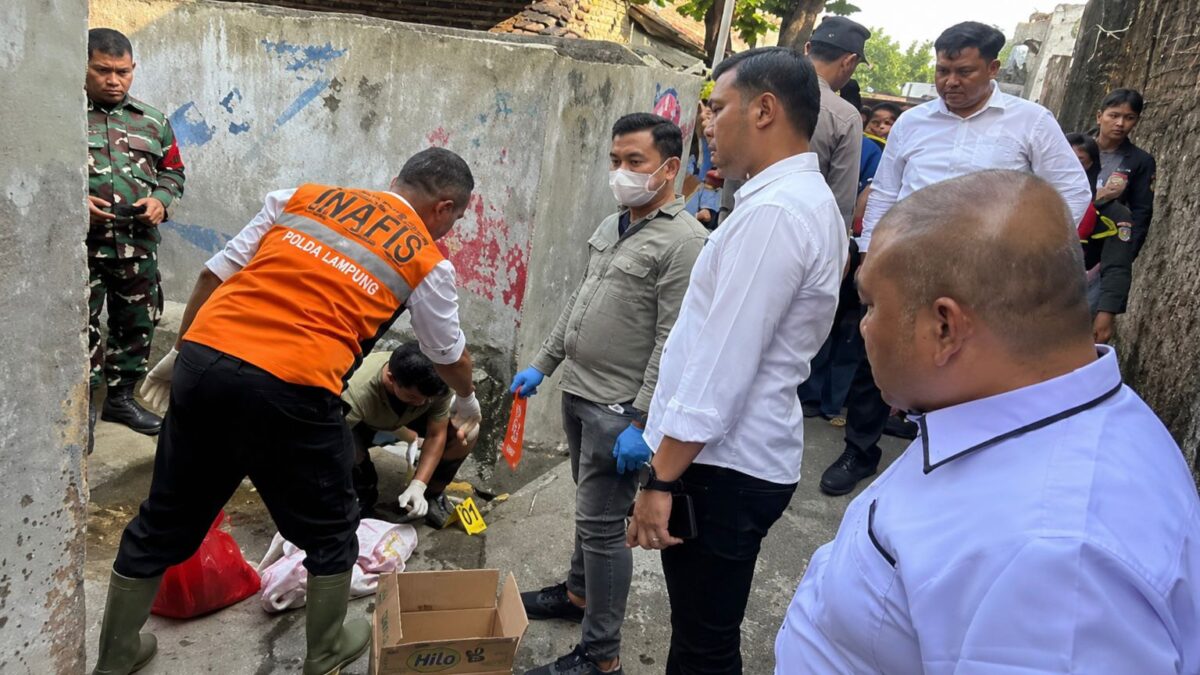 Polisi saat melakukan identifikasi penemuan mayat bayi di saluran air Pasar Tugu, Tanjung Karang Timur Bandar Lampung Senin 24 Agustus 2026 | Dok. Humas Polda Lampung.