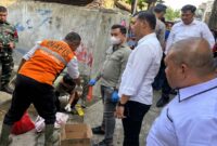 Polisi saat melakukan identifikasi penemuan mayat bayi di saluran air Pasar Tugu, Tanjung Karang Timur Bandar Lampung Senin 24 Agustus 2026 | Dok. Humas Polda Lampung.