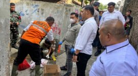 Polisi saat melakukan identifikasi penemuan mayat bayi di saluran air Pasar Tugu, Tanjung Karang Timur Bandar Lampung Senin 24 Agustus 2026 | Dok. Humas Polda Lampung.