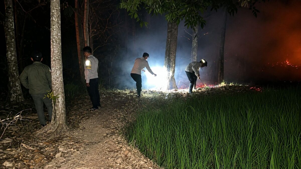 Polisi saat melakukan pemeriksaan dan pemadaman kebakaran lahan di Kabupaten Pringsewu | Dok. Humas Polres Pringsewu.