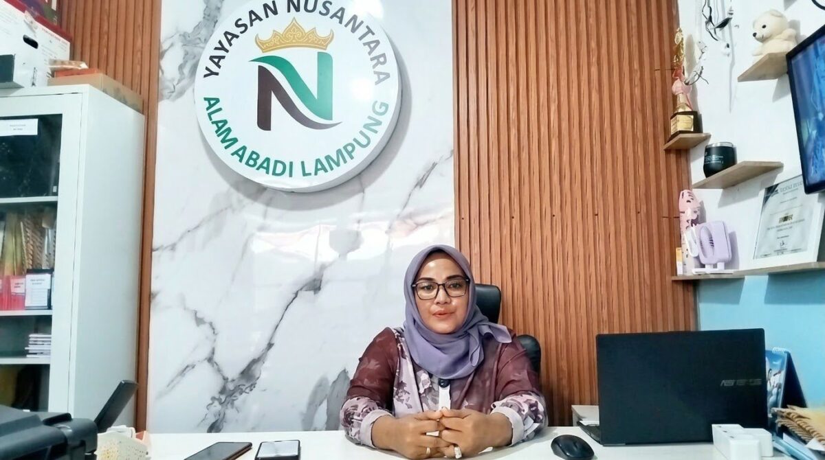 Ketua Yayasan Nusantara Alam Abadi Lampung, Firlinda, saat dikonfirmasi di ruang kerjanya, Jumat (28/8/2026) | Herdi/Media Prioritastv.com.