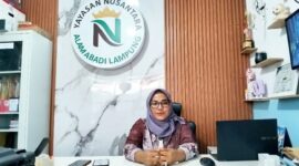 Ketua Yayasan Nusantara Alam Abadi Lampung, Firlinda, saat dikonfirmasi di ruang kerjanya, Jumat (28/8/2026) | Herdi/Media Prioritastv.com.