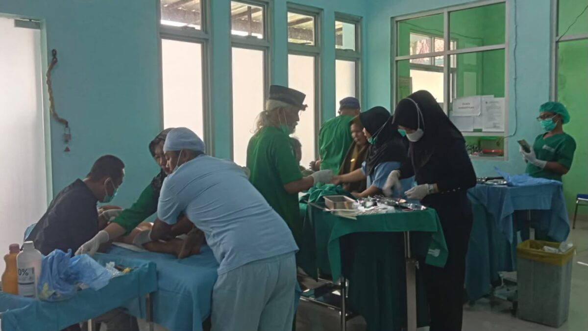 Sejumlah tenaga medis RSUD Batin Mangunang Tanggamus melakukan pelayanan khitanan terhadap peserta dalam kegiatan khitanan massal gratis dalam rangka memperingati HUT ke-20 RSUD Batin Mangunang, Senin (24/8/2026) | Zulkarnaian/Media Prioritastv.com.