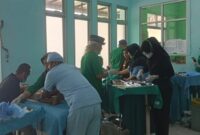 Sejumlah tenaga medis RSUD Batin Mangunang Tanggamus melakukan pelayanan khitanan terhadap peserta dalam kegiatan khitanan massal gratis dalam rangka memperingati HUT ke-20 RSUD Batin Mangunang, Senin (24/8/2026) | Zulkarnaian/Media Prioritastv.com.