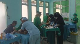 Sejumlah tenaga medis RSUD Batin Mangunang Tanggamus melakukan pelayanan khitanan terhadap peserta dalam kegiatan khitanan massal gratis dalam rangka memperingati HUT ke-20 RSUD Batin Mangunang, Senin (24/8/2026) | Zulkarnaian/Media Prioritastv.com.