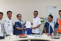 Wabup Tanggamus Agus Suranto saat menyerahkan surat edaran kepada pimpinan PT Tirta Investama di Pabrik Pekon Teba, Kota Agung Timur, Rabu 26 Agustus 2026 | ist/Media
Prioritastv.com.