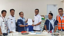 Wabup Tanggamus Agus Suranto saat menyerahkan surat edaran kepada pimpinan PT Tirta Investama di Pabrik Pekon Teba, Kota Agung Timur, Rabu 26 Agustus 2026 | ist/Media
Prioritastv.com.
