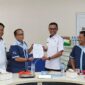 Wabup Tanggamus Agus Suranto saat menyerahkan surat edaran kepada pimpinan PT Tirta Investama di Pabrik Pekon Teba, Kota Agung Timur, Rabu 26 Agustus 2026 | ist/Media
Prioritastv.com.