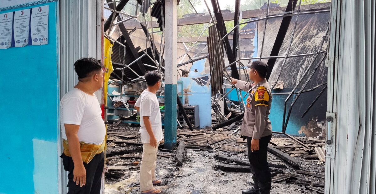Polisi saat melakukan pemeriksaan TKP kebakaran SPPG Purwosari, Kelumbayan Barat, Tanggamus, Kamis 27 Agustus 2026 | ist/Media Prioritastv.com.