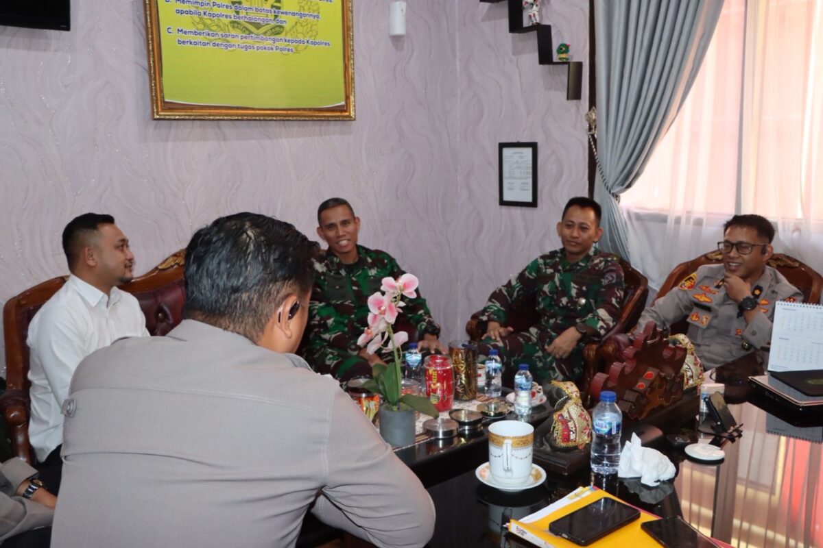 Pasis Seskoad LXIV saat berdiskusi di ruang Wakapolres Tanggamus, Senin 31 Agustus 2026 | Dok. Humas Polres Tanggamus.