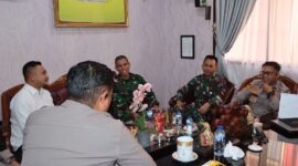 Pasis Seskoad LXIV saat berdiskusi di ruang Wakapolres Tanggamus, Senin 31 Agustus 2026 | Dok. Humas Polres Tanggamus.