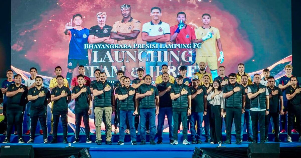 Foto bersama para pejabat yang hadir bersama tim, saat melauncing team dan jersey Bhayangkara Presisi Lampung FC di Stadion Sumpah Pemuda, Way Halim, Bandar Lampung, Sabtu 29 Agustus 2026.