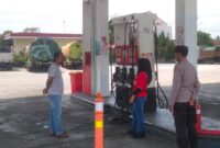 Anggota Polsek Pugung saat melaksanakan patroli dan koordinasi dengan pegawai SPBU Tanjung Heran, Sabtu 22 Agustus 2026 | Dok. Humas Polres Tanggamus.