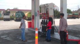 Anggota Polsek Pugung saat melaksanakan patroli dan koordinasi dengan pegawai SPBU Tanjung Heran, Sabtu 22 Agustus 2026 | Dok. Humas Polres Tanggamus.