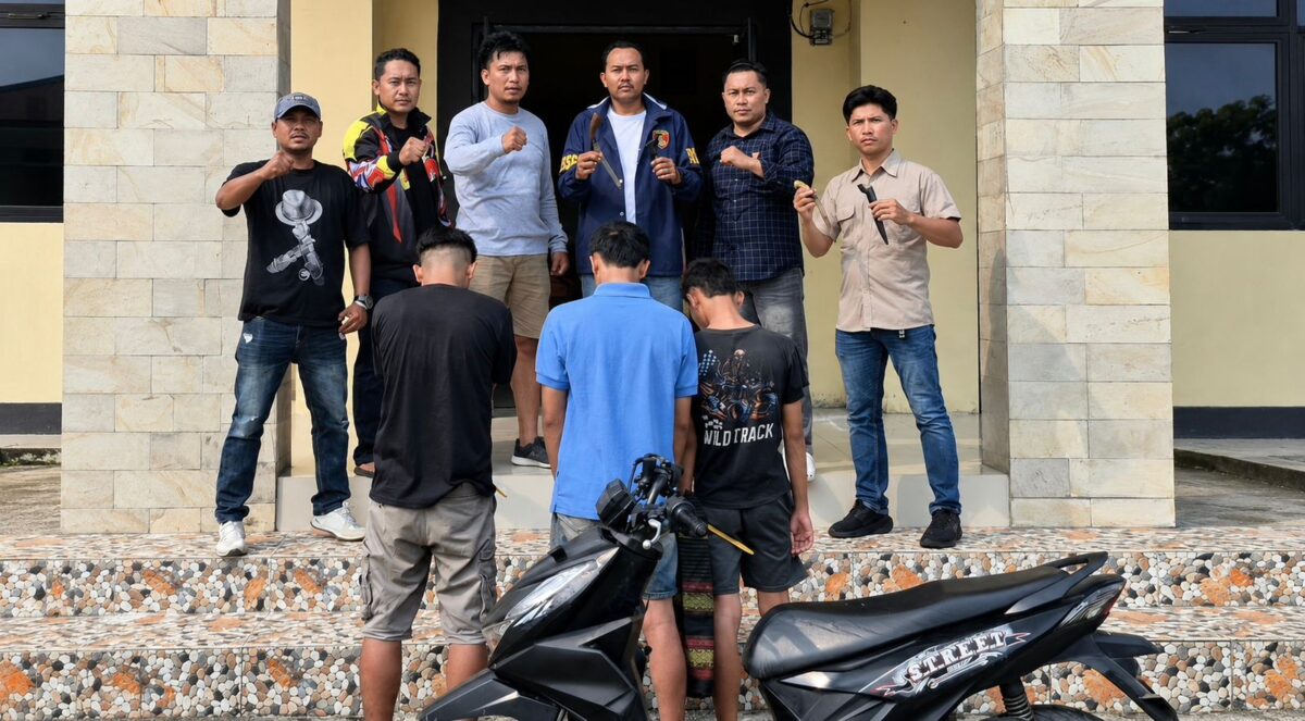 Ketiga tersangka pendongan sopor truk yang ditangkap
Polisi sebelum dijebloskan ke sel tahanan, Rabu 2 September 2026 | Dok. Humas Polres Tanggamus.