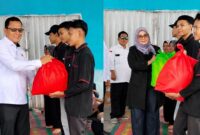 Ketua REL MBG Pusat Roy Marzuk dan Ketua Yayasan Nusantara Abadi Lampung Firlinda saat menyerahkan bantuan kepada relawan MBG SPPG Purwosari, Kelumbayan Barat, Tanggamus, Jumat 4 September 2026 | ist/Media Prioritastv.com.