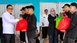 Ketua REL MBG Pusat Roy Marzuk dan Ketua Yayasan Nusantara Abadi Lampung Firlinda saat menyerahkan bantuan kepada relawan MBG SPPG Purwosari, Kelumbayan Barat, Tanggamus, Jumat 4 September 2026 | ist/Media Prioritastv.com.