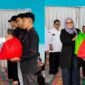 Ketua REL MBG Pusat Roy Marzuk dan Ketua Yayasan Nusantara Abadi Lampung Firlinda saat menyerahkan bantuan kepada relawan MBG SPPG Purwosari, Kelumbayan Barat, Tanggamus, Jumat 4 September 2026 | ist/Media Prioritastv.com.