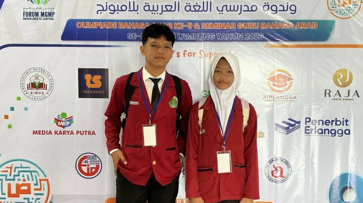 Dua Pelajar MTs Negeri 1 Tanggamus yang berhasil meraih juara Harapan 1 dan Harapan 2 dalam Olimpiade Bahasa Arab Tingkat Provinsi Lampung yang digelar Forum MGMP Bahasa Arab se-Indonesia di Emer Islamic Boarding School (EIBOS), Natar, Kabupaten Lampung Selatan, Sabtu, 29 Agustus 2026.