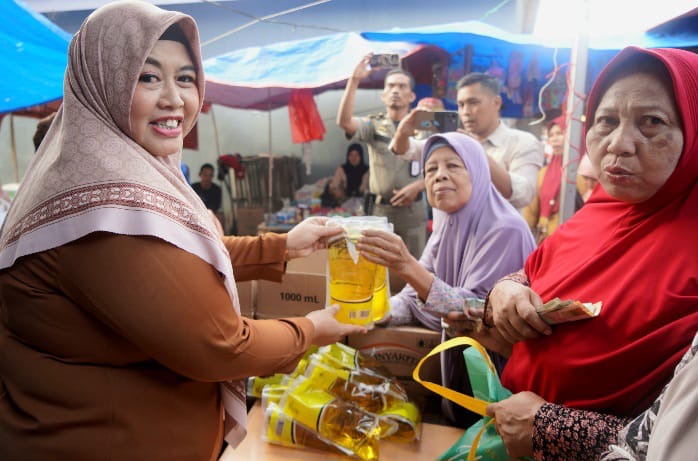 Wabup Pringsewu Umi Laila saat melaksanakan penetrasi pasar di Pagelaran, Kamis 3 September 2026 | Samuel/Media Prioritastv.com.