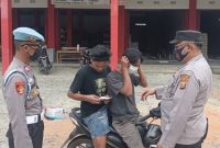 Anggota Polsek Ngaras Pesisir Barat saat membagikan masker kepada pengguna jalan, Minggu 6 September 2026 | Suroso/Media Prioritastv.com.