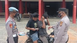 Anggota Polsek Ngaras Pesisir Barat saat membagikan masker kepada pengguna jalan, Minggu 6 September 2026 | Suroso/Media Prioritastv.com.