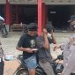 Anggota Polsek Ngaras Pesisir Barat saat membagikan masker kepada pengguna jalan, Minggu 6 September 2026 | Suroso/Media Prioritastv.com.